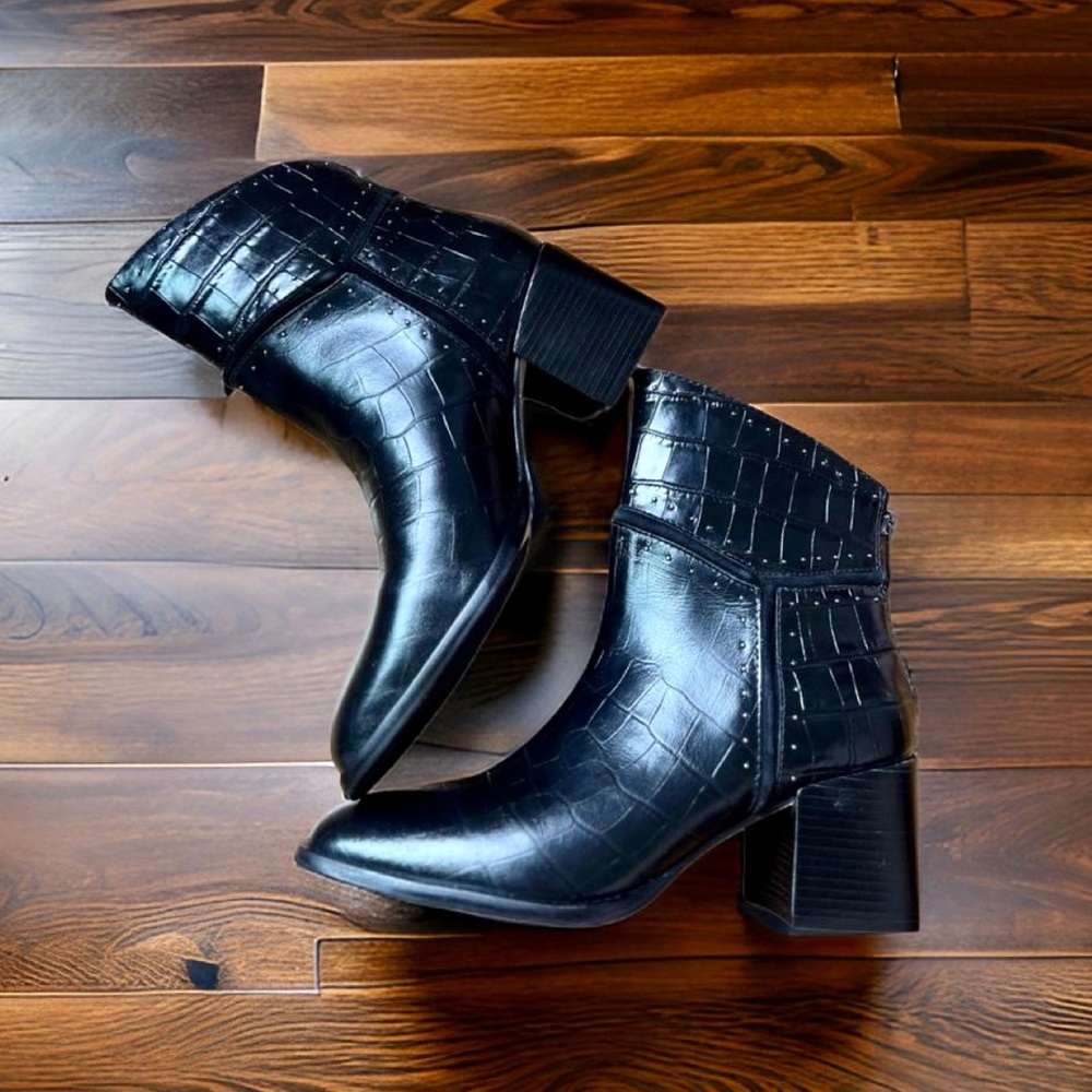 Donald Pliner Leather Boots - Size 7 - never worn